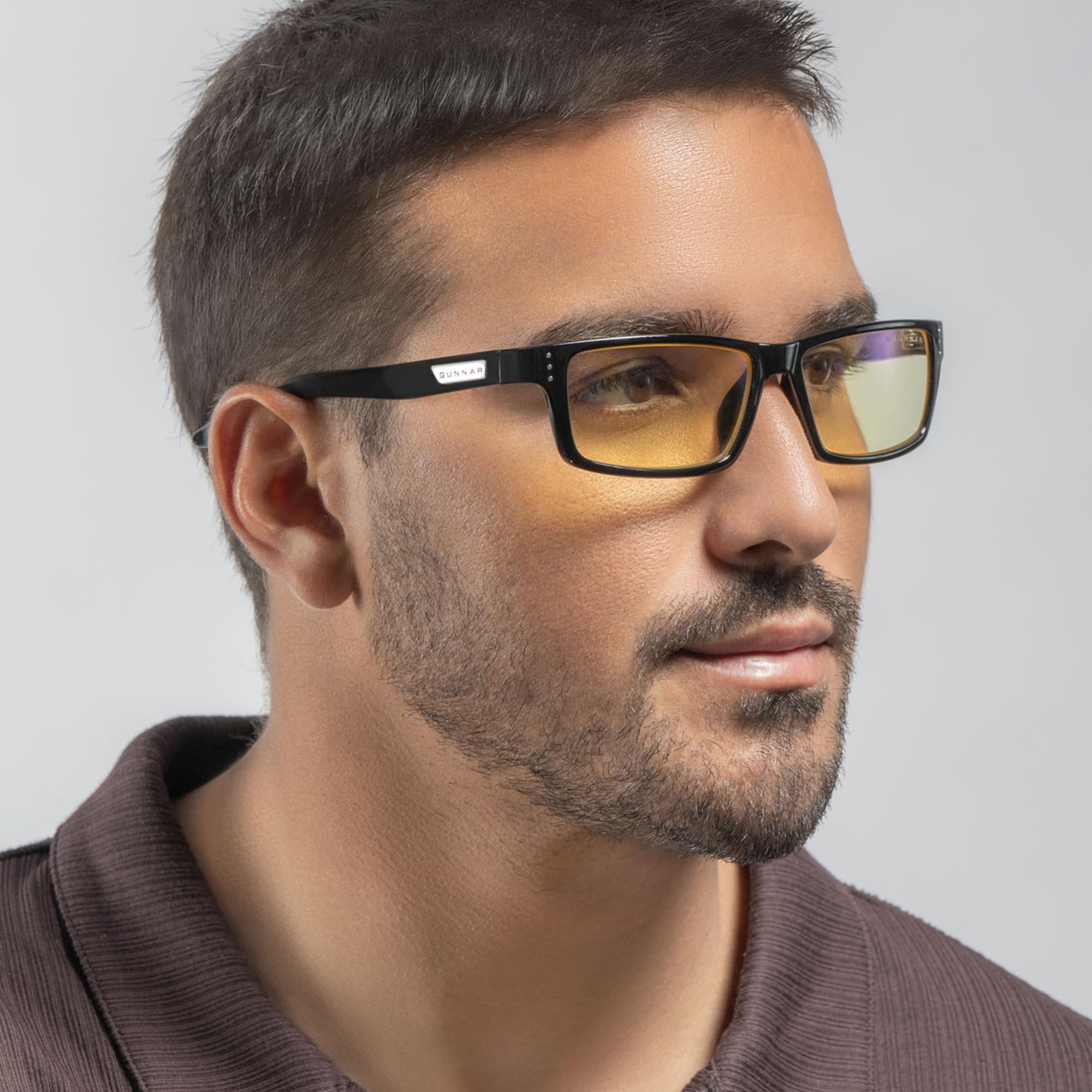 Gunnar Vertex en mano para visualizar tamaño y ligereza del marco