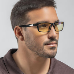 Gunnar Vertex en mano para visualizar tamaño y ligereza del marco