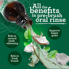 Persona usando GuruNanda oil pulling para frescor matinal y limpieza previa