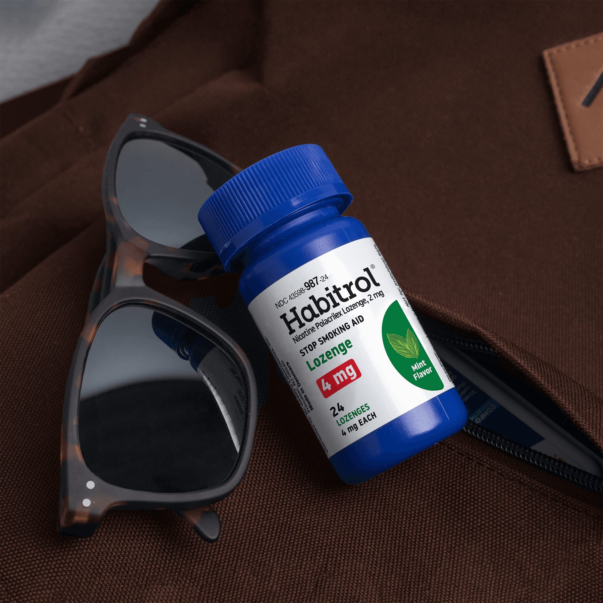 Habitrol persona usando pastilla en boca alivio discreto inmediato