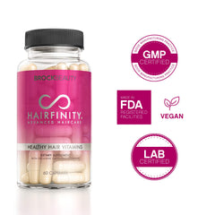 Hairfinity frasco en mano para comparar escala y facilidad de transporte