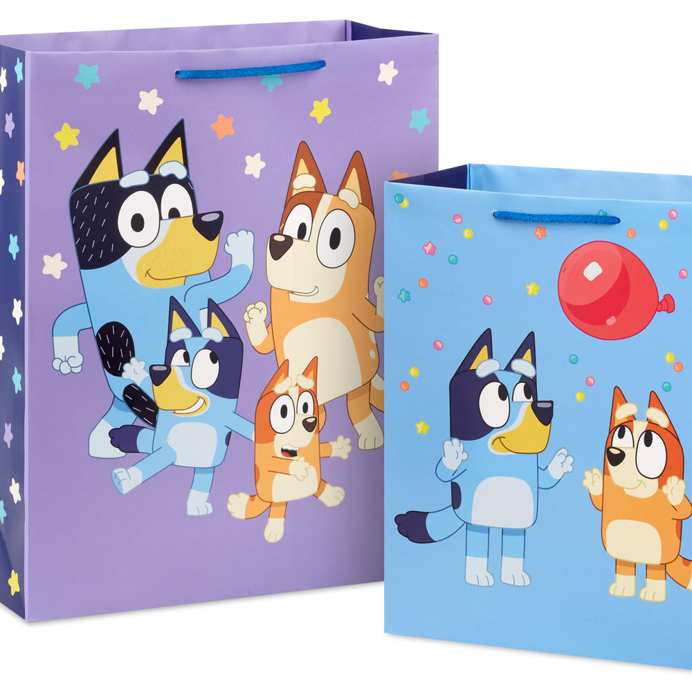 Hallmark bolsa Bluey colocada en mesa de fiesta, presentación lista para entregar