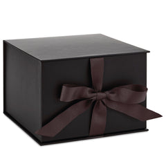 Hallmark caja negra frontal mostrando diseño elegante y presentación pulida