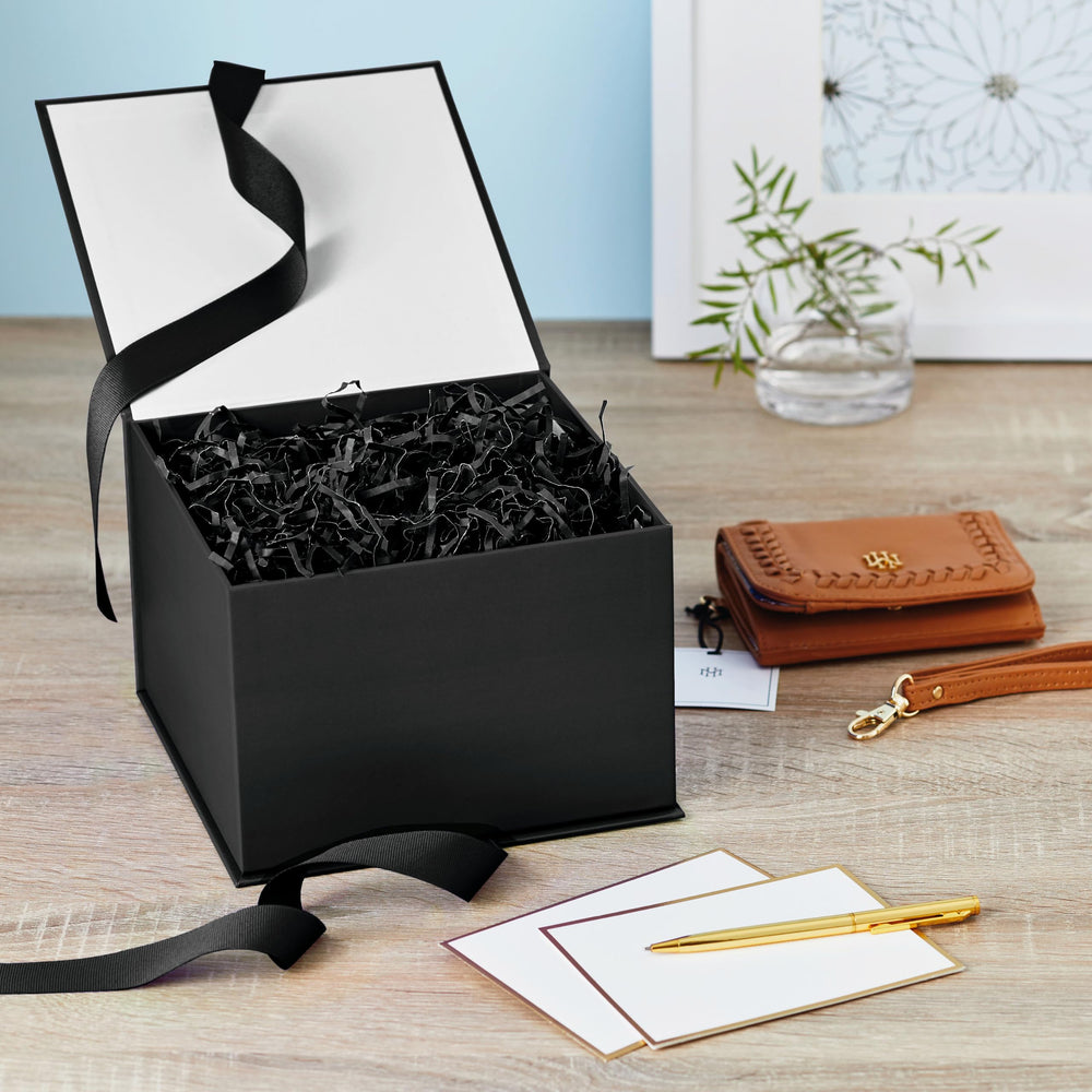 Hallmark detalle de la cinta negra que asegura la caja y añade estilo
