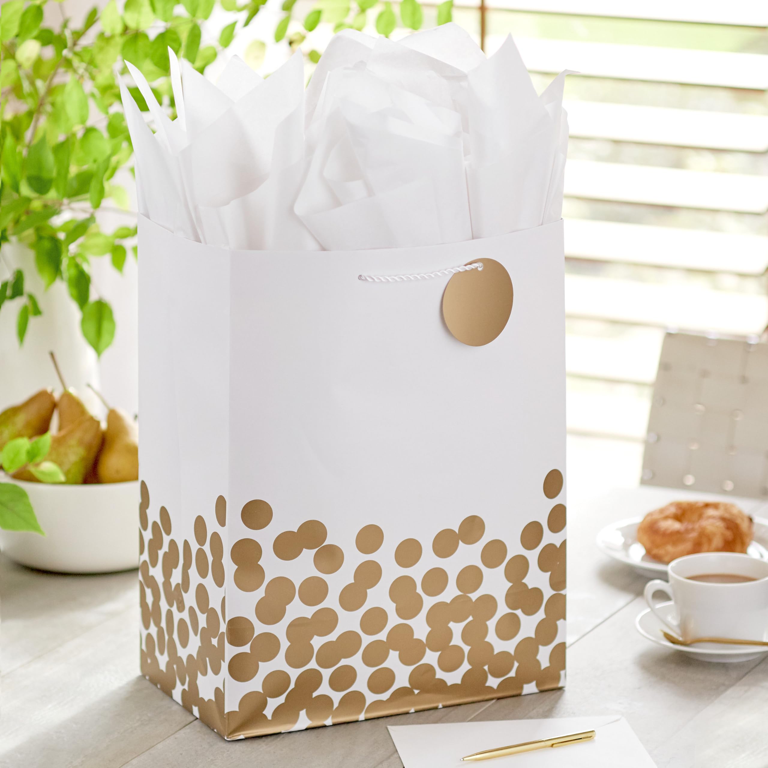 Hallmark primer plano del acabado dorado que añade brillo festivo