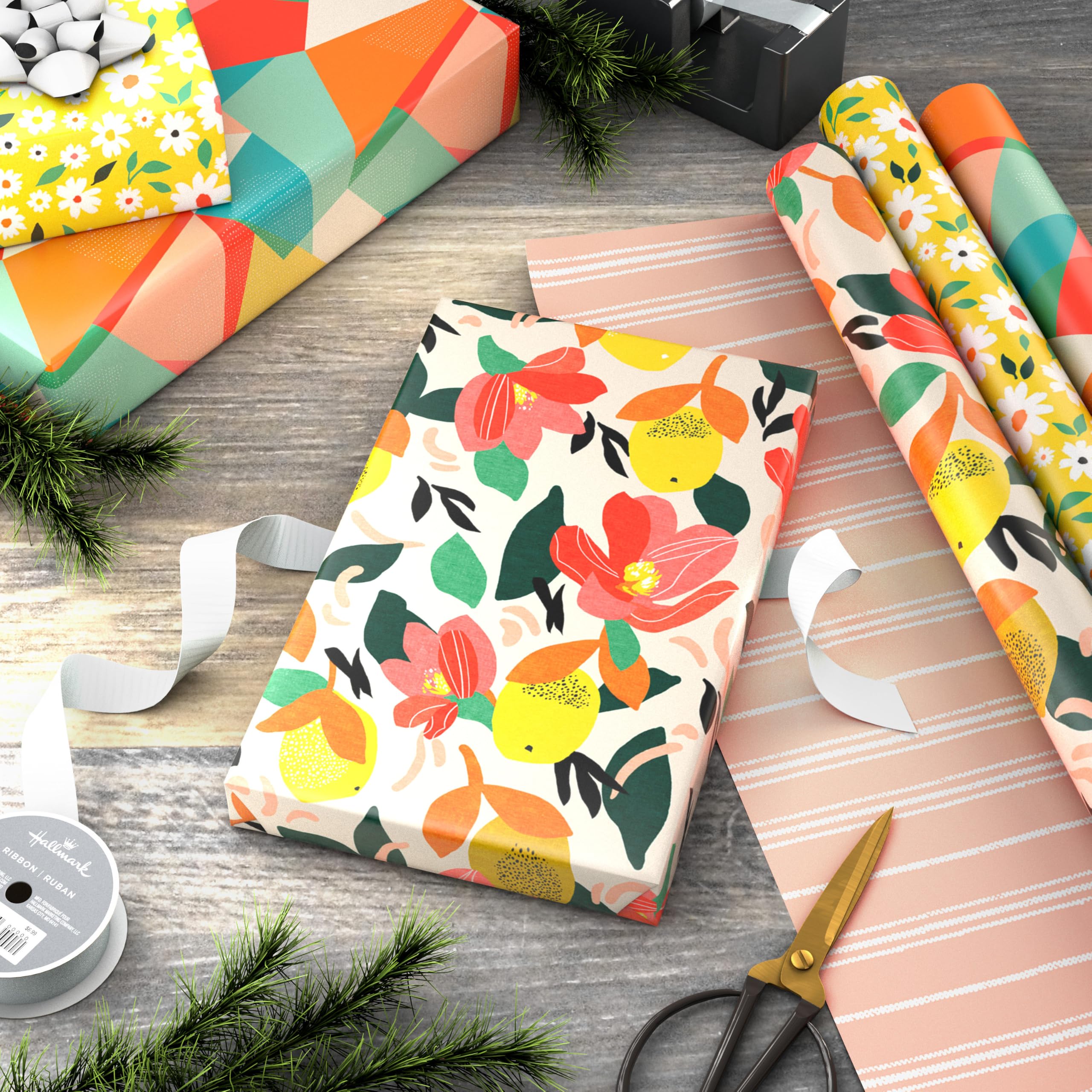 Hallmark primer plano de la textura y calidad del papel, mostrando impresión nítida y resistencia