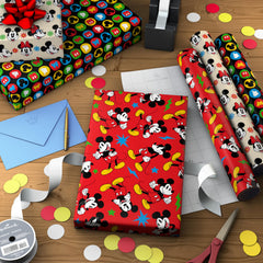 Hallmark mano envolviendo regalo pequeño, demuestra facilidad y acabado pulcro