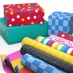 Persona envolviendo regalo con papel Hallmark para presentar un obsequio elegante