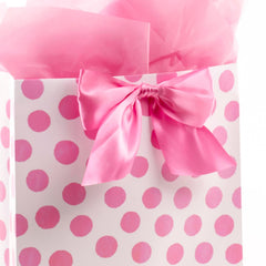 Hallmark bolsa sobre mesa de fiesta, aspecto listo para regalo