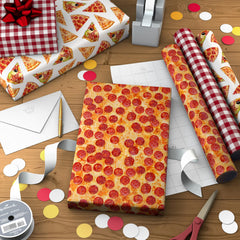 Hallmark persona envolviendo regalo con líneas de corte para cortes precisos