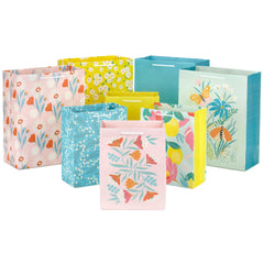 Hallmark frontal del pack de 8 bolsas mostrando diseños primaverales y variedad