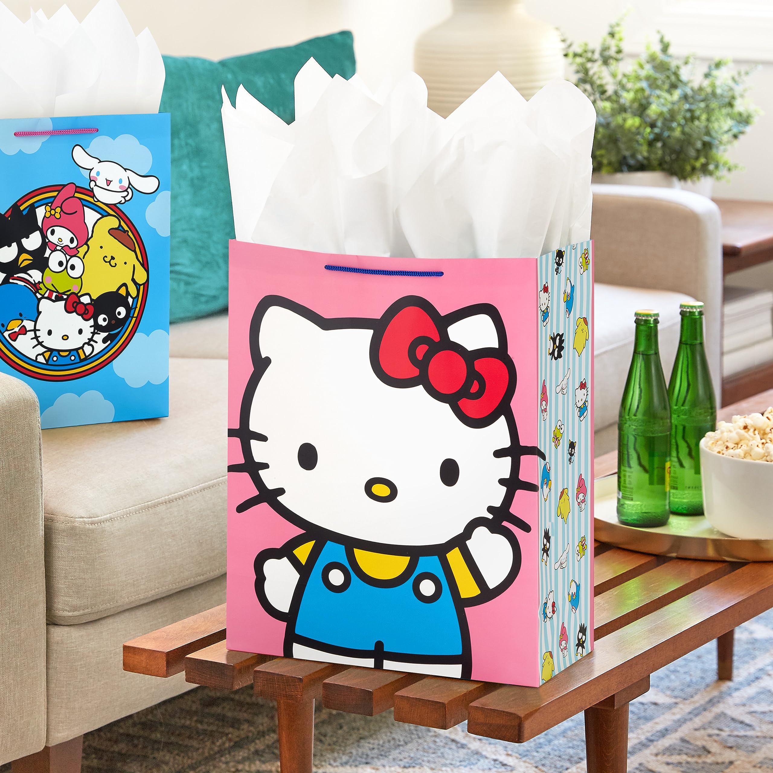 Hallmark bolsa azul frontal con Hello Kitty y amigos colorido y alegre