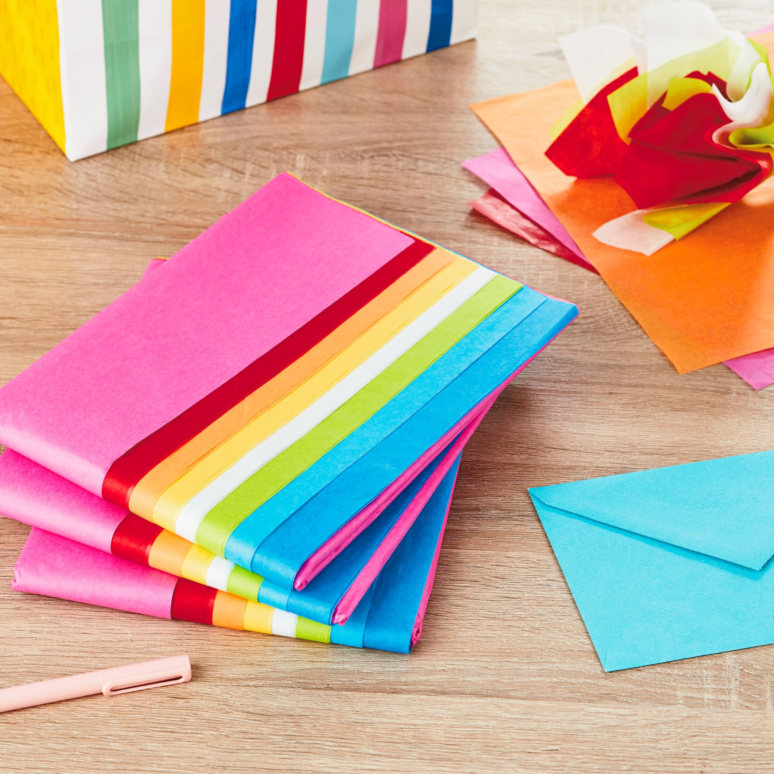 Hallmark hojas desplegadas para mostrar tamaño y variedad útil en regalos