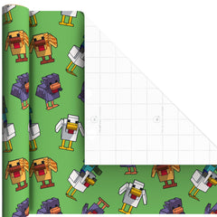 Manos envolviendo un regalo con Hallmark Minecraft para un acabado prolijo y rápido