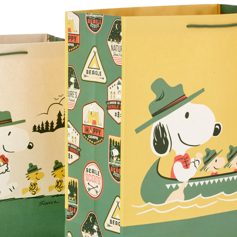 Hallmark Peanuts ambientación festiva con bolsas en mesa de celebración