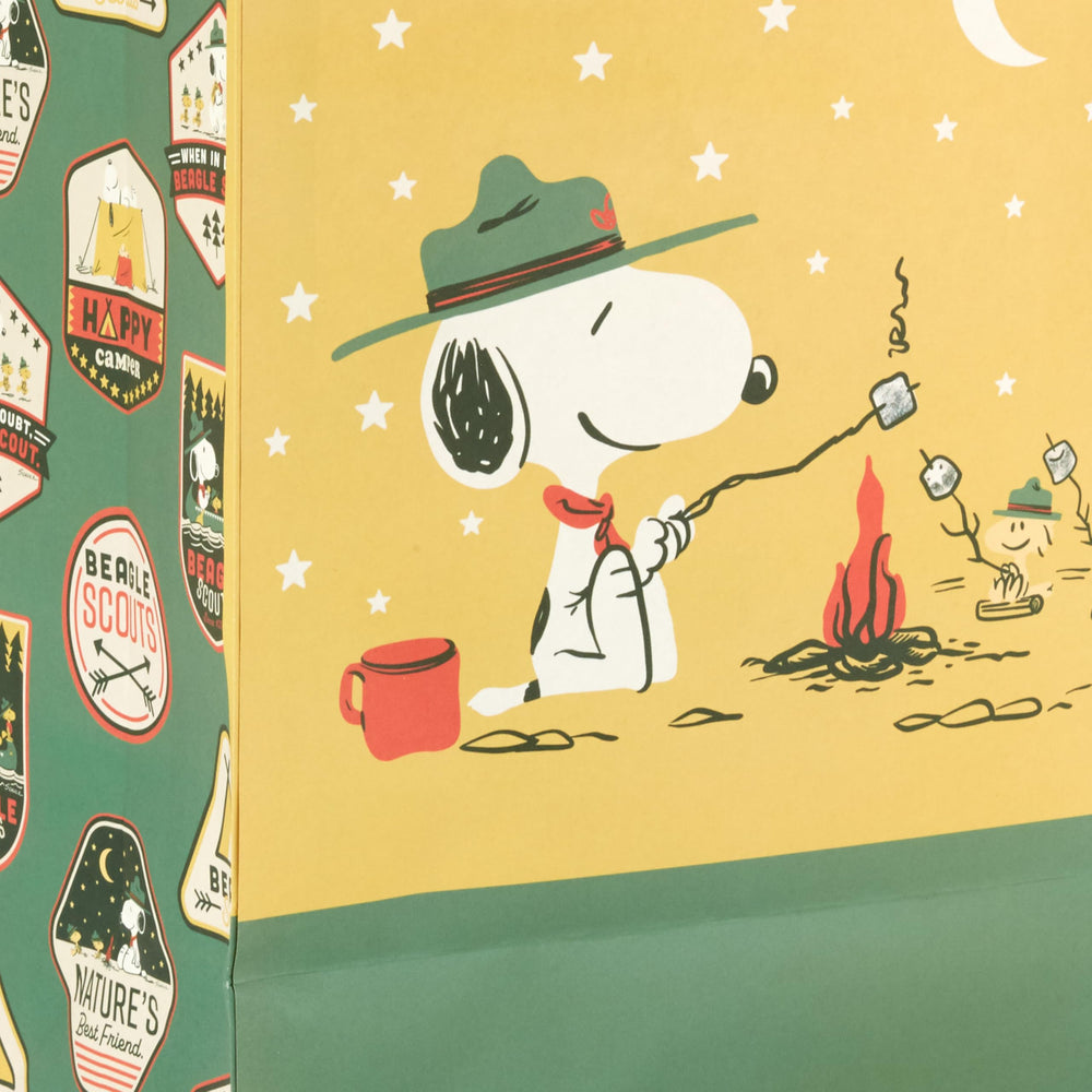 Hallmark Peanuts bolsa en uso con regalo para comparar tamaño