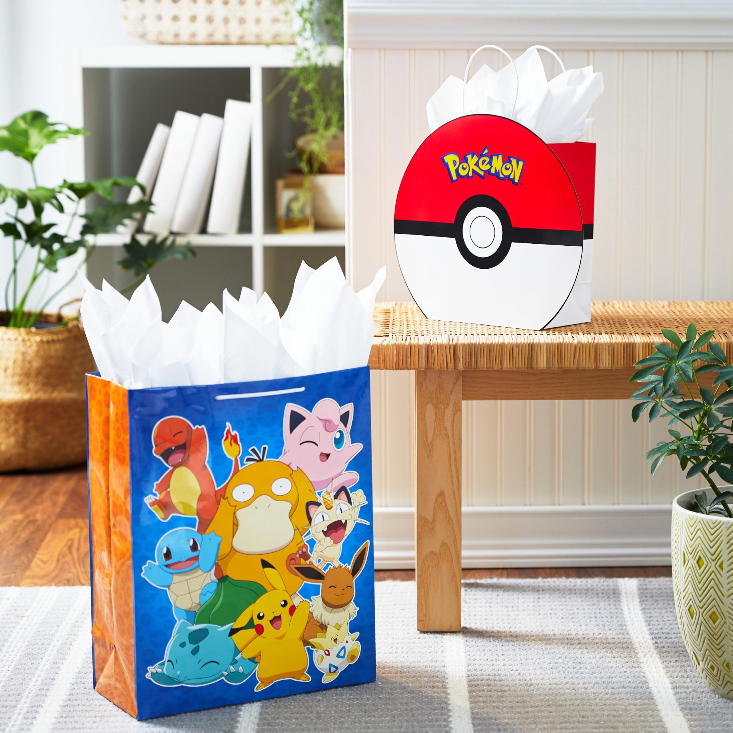 Hallmark detalle del adorno troquelado Poké Ball realzando la presentación