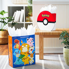 Hallmark detalle del adorno troquelado Poké Ball realzando la presentación