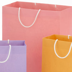 Hallmark presentación para fiesta con bolsas y papel de seda, resultado armonioso