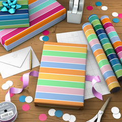 Hallmark papel siendo usado para envolver un regalo, facilita envolturas rápidas