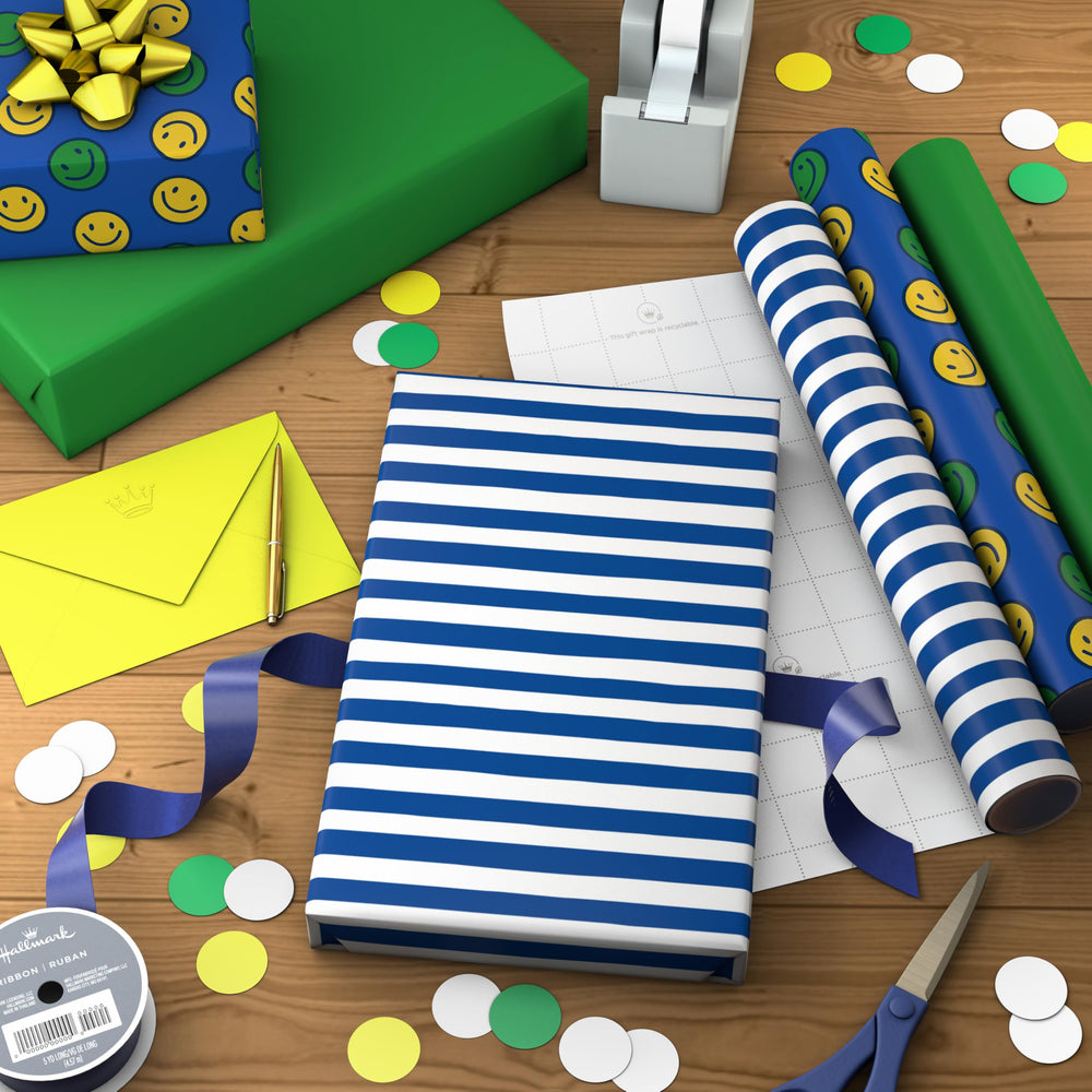 Hallmark rollo de rayas azules en uso al envolver un regalo pequeño con aspecto profesional