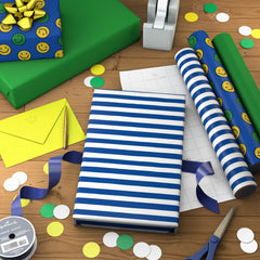 Hallmark rollo de rayas azules en uso al envolver un regalo pequeño con aspecto profesional