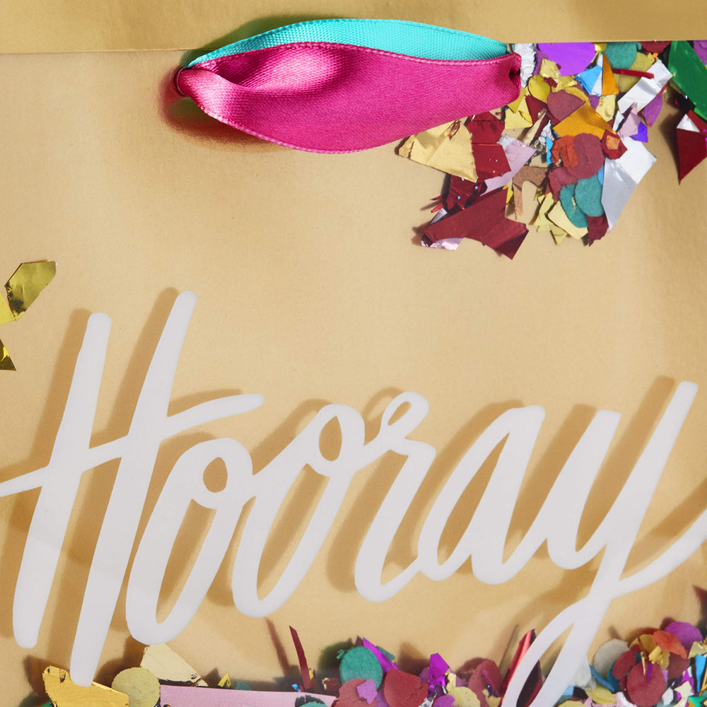 Hallmark Signature bolsa en ambiente de fiesta transmitiendo alegría y ocasión especial