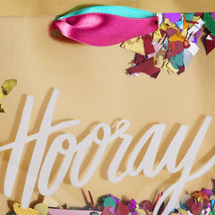 Hallmark Signature bolsa en ambiente de fiesta transmitiendo alegría y ocasión especial