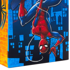 Hallmark diseño naranja dinámico con Spider-Man, presentación vibrante