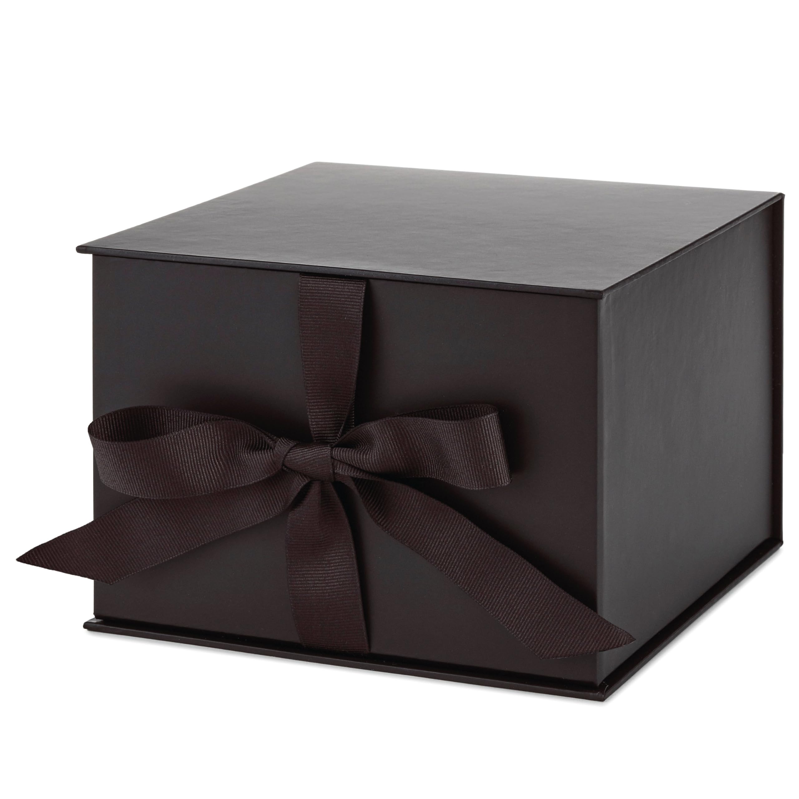 Hallmark caja junto a una mano para comparar tamaño y capacidad
