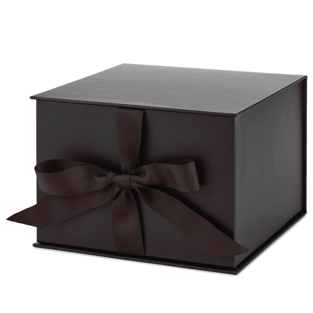 Hallmark caja junto a una mano para comparar tamaño y capacidad
