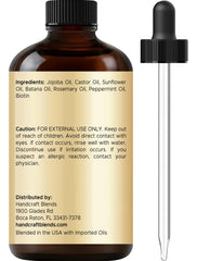 Aplicación del aceite Handcraft Blends en manos sobre cabello húmedo, controla frizz