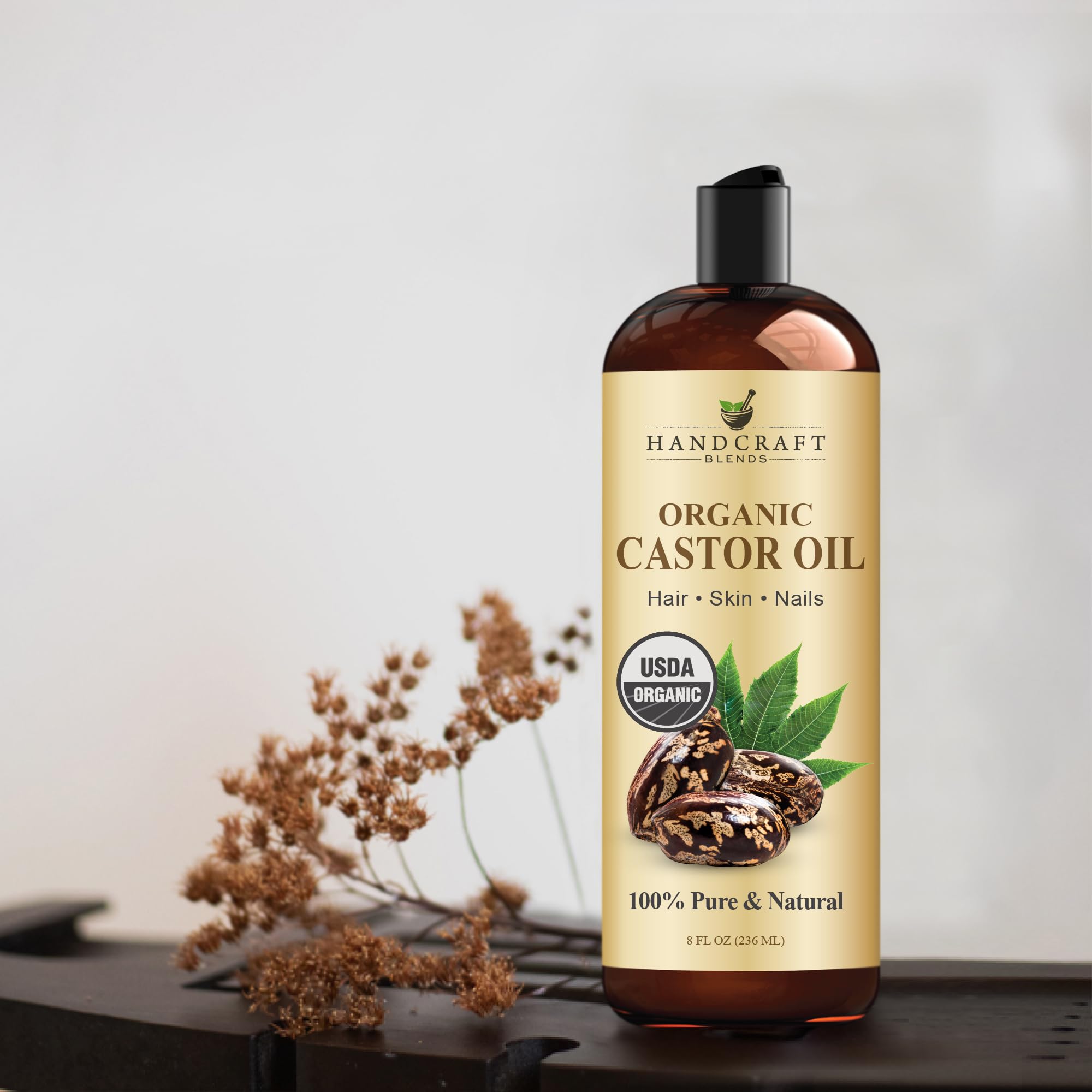 Handcraft Blends botella junto a cinta métrica para mostrar tamaño