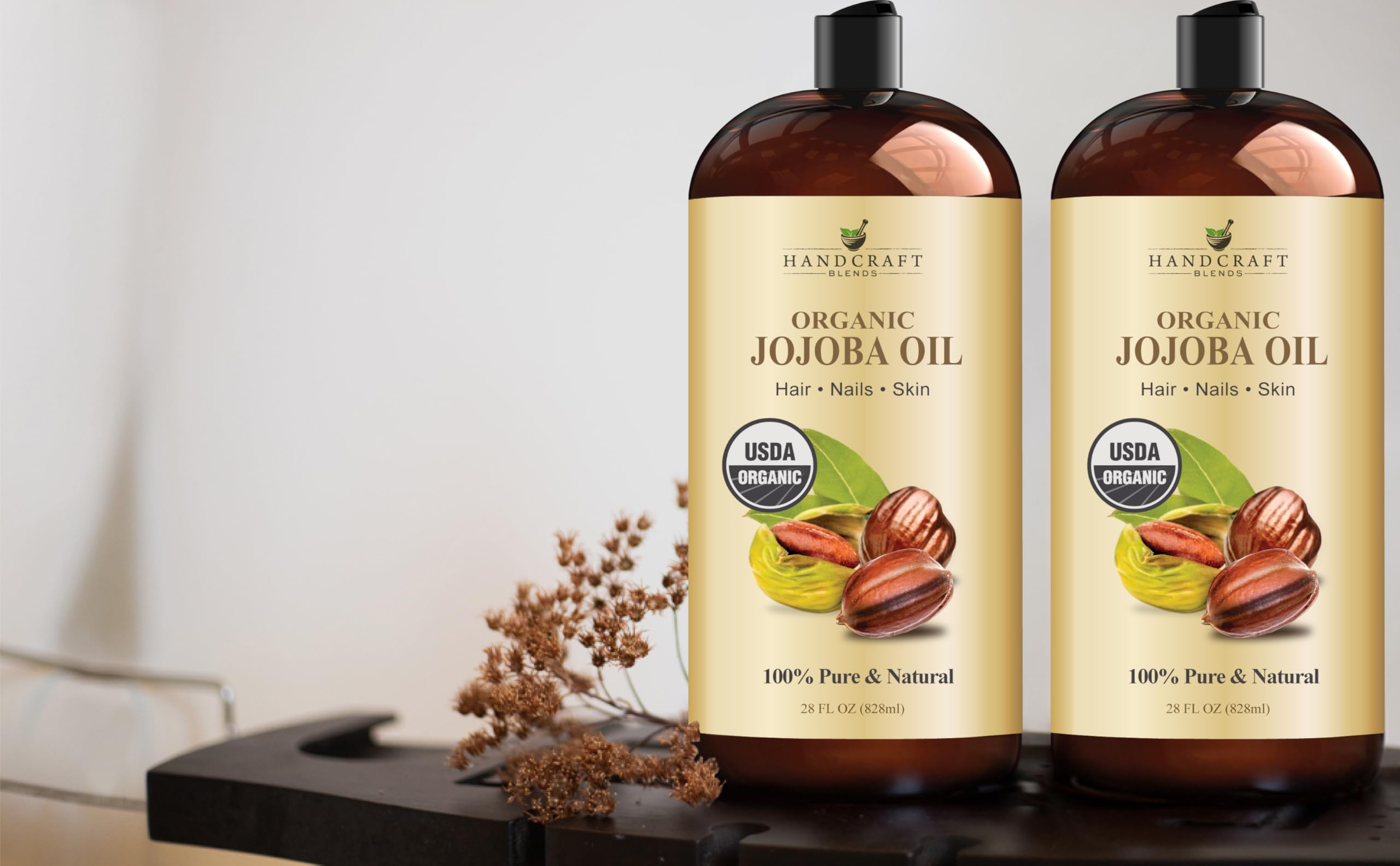 Handcraft Blends botella junto a objetos para escala, ideal para uso doméstico y profesional