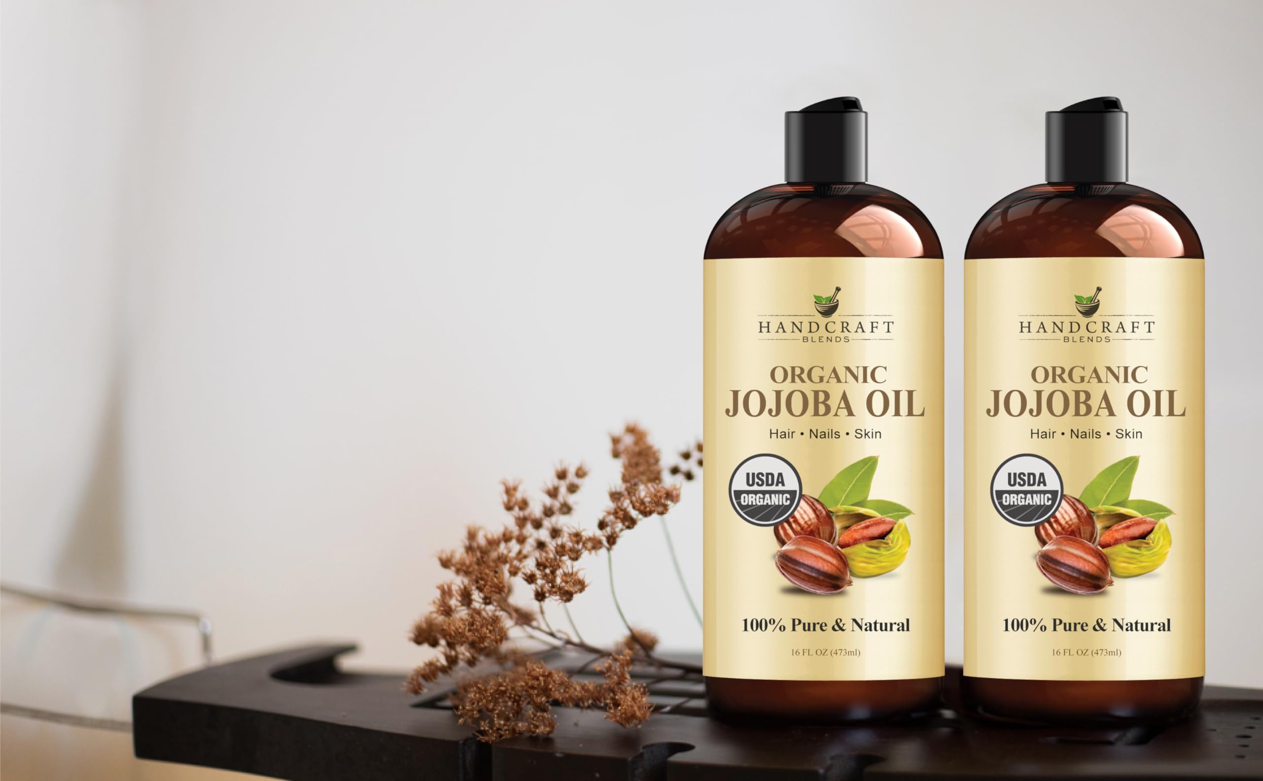 Aplicación práctica del aceite Handcraft Blends jojoba en masaje y puntas de cabello, aportando nutrición y brillo