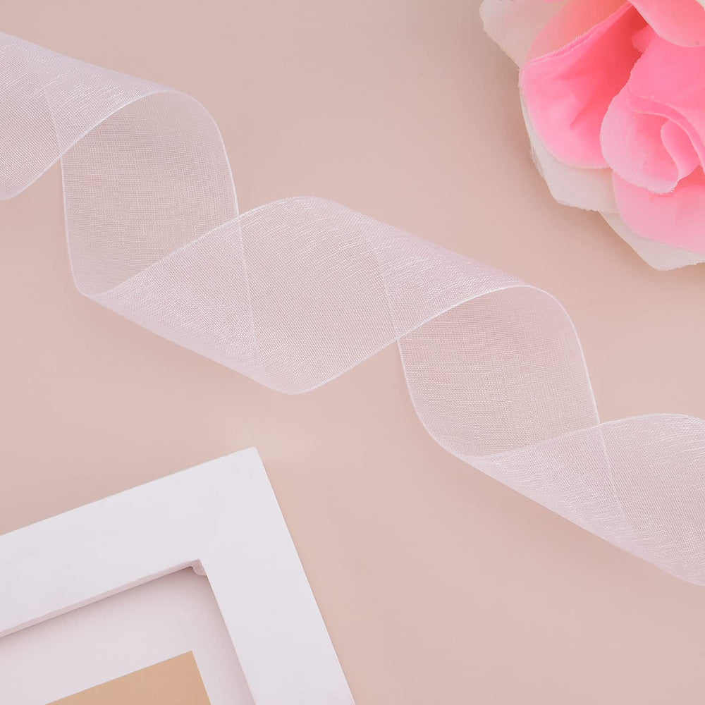 Hapeper cinta organza atada en ramo que realza flores y sujeta tallos