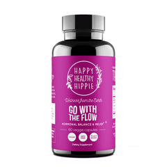 Happy Healthy Hippie mujer tomando cápsulas con agua como rutina diaria sencilla