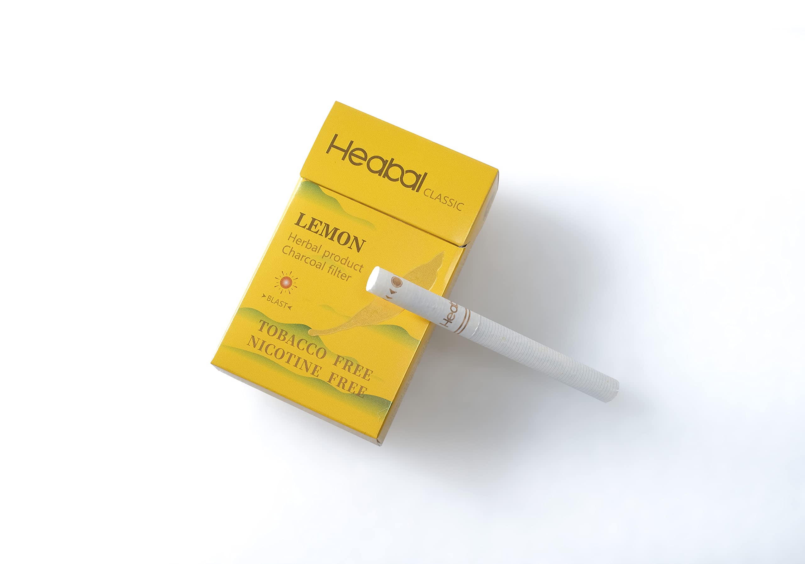 Heabal cigarrillo en mano para comparar tamaño y manejo cómodo