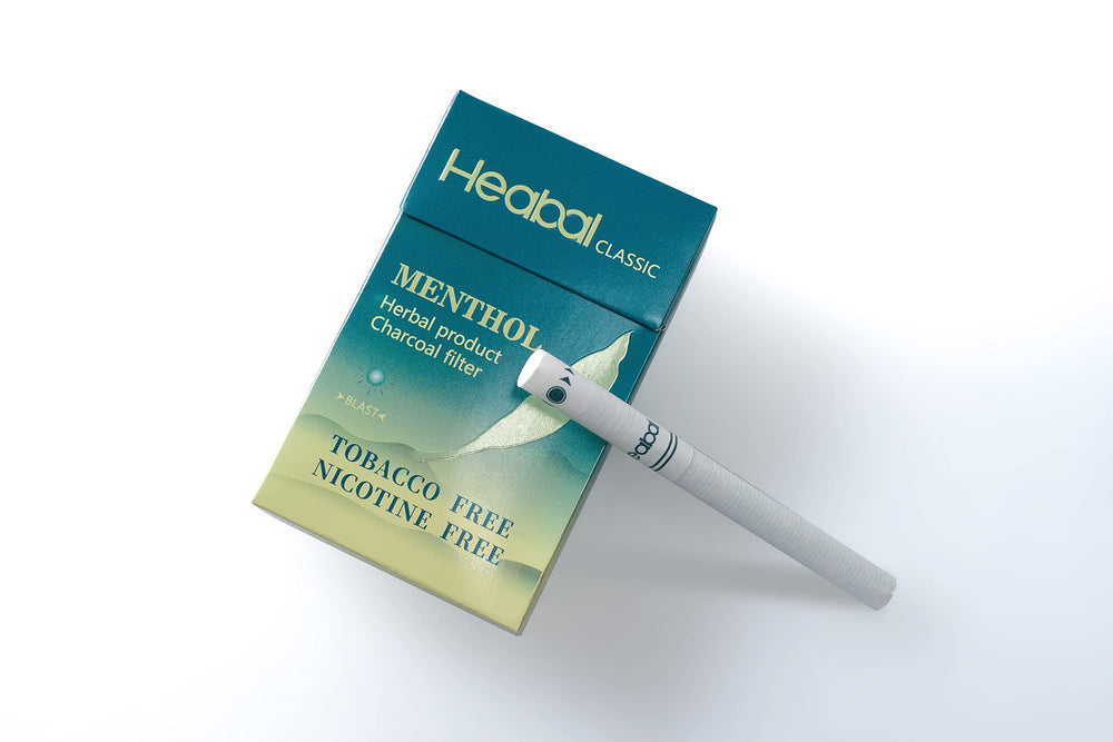 Heabal cigarrillo en uso demostrando la experiencia mentolada y sensación fresca