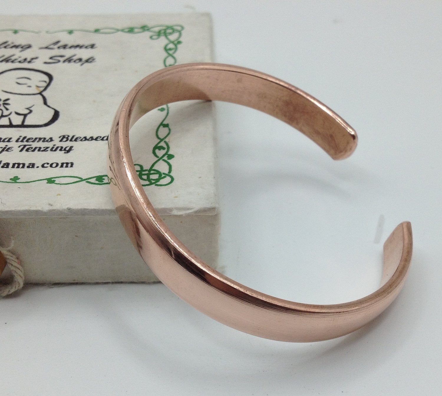 Healing Lama brazalete en contexto estilizado con ropa casual elegante