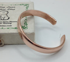 Healing Lama brazalete en contexto estilizado con ropa casual elegante