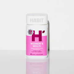 Health By Habit producto en cocina junto a vaso de agua mostrando integración diaria