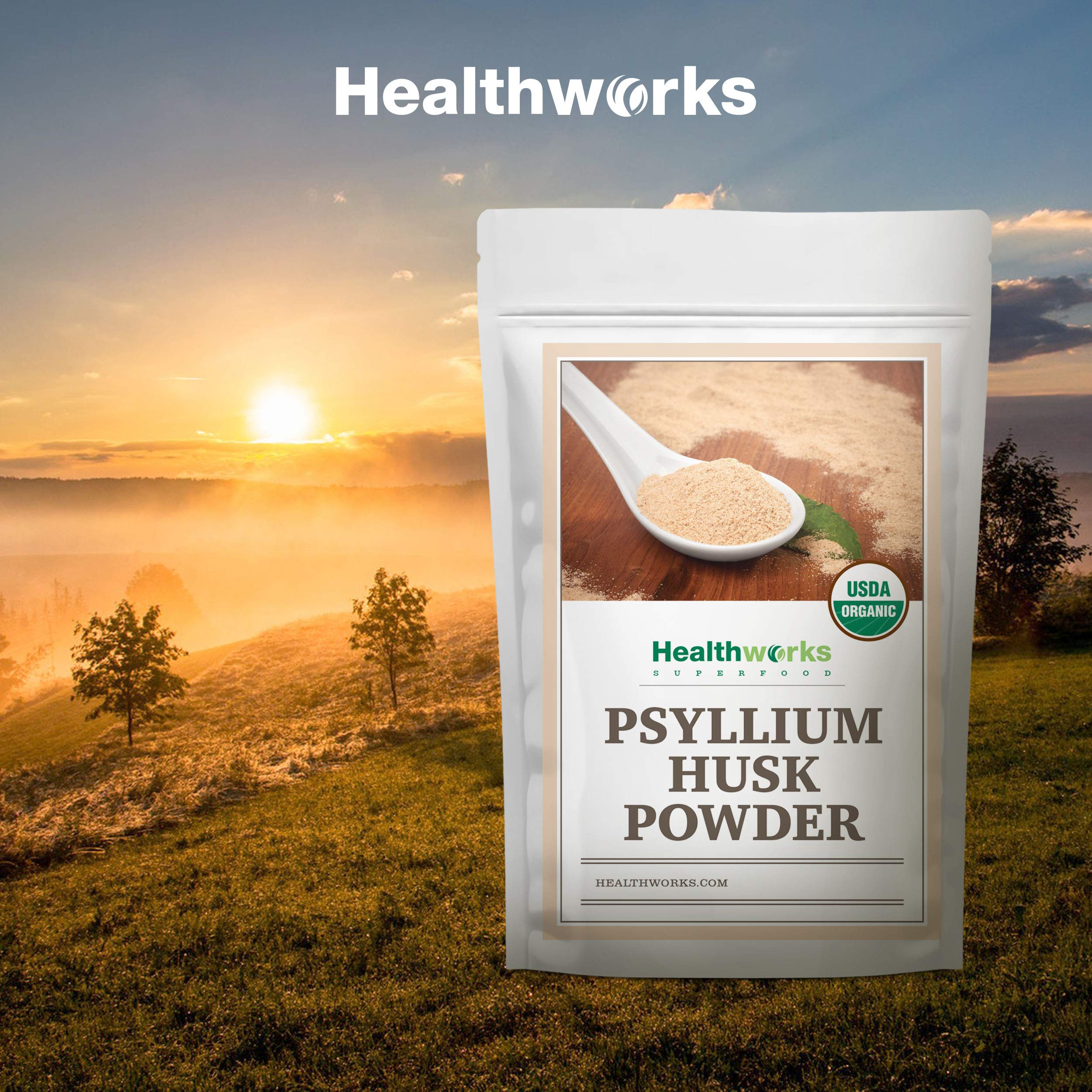 Envase abierto de psyllium Healthworks sobre una balanza para comparar tamaño familiar
