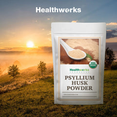 Envase abierto de psyllium Healthworks sobre una balanza para comparar tamaño familiar