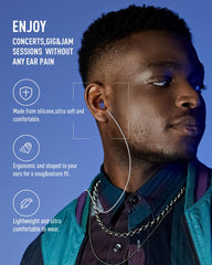 Hearprotek tapones en uso durante un concierto, protección discreta sin perder música