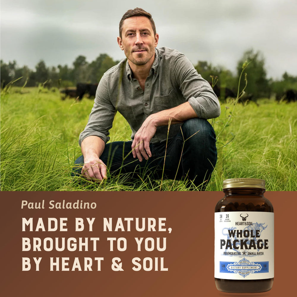 HEART & SOIL mano sosteniendo cápsulas para referencia de tamaño