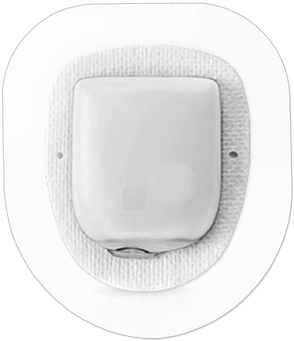 HECHUAN sobre Omnipod 5 colocado en piel demostrando fijación segura