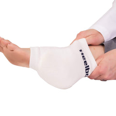 Heelbo funda en uso sobre talón dentro de zapatilla para menos rozaduras