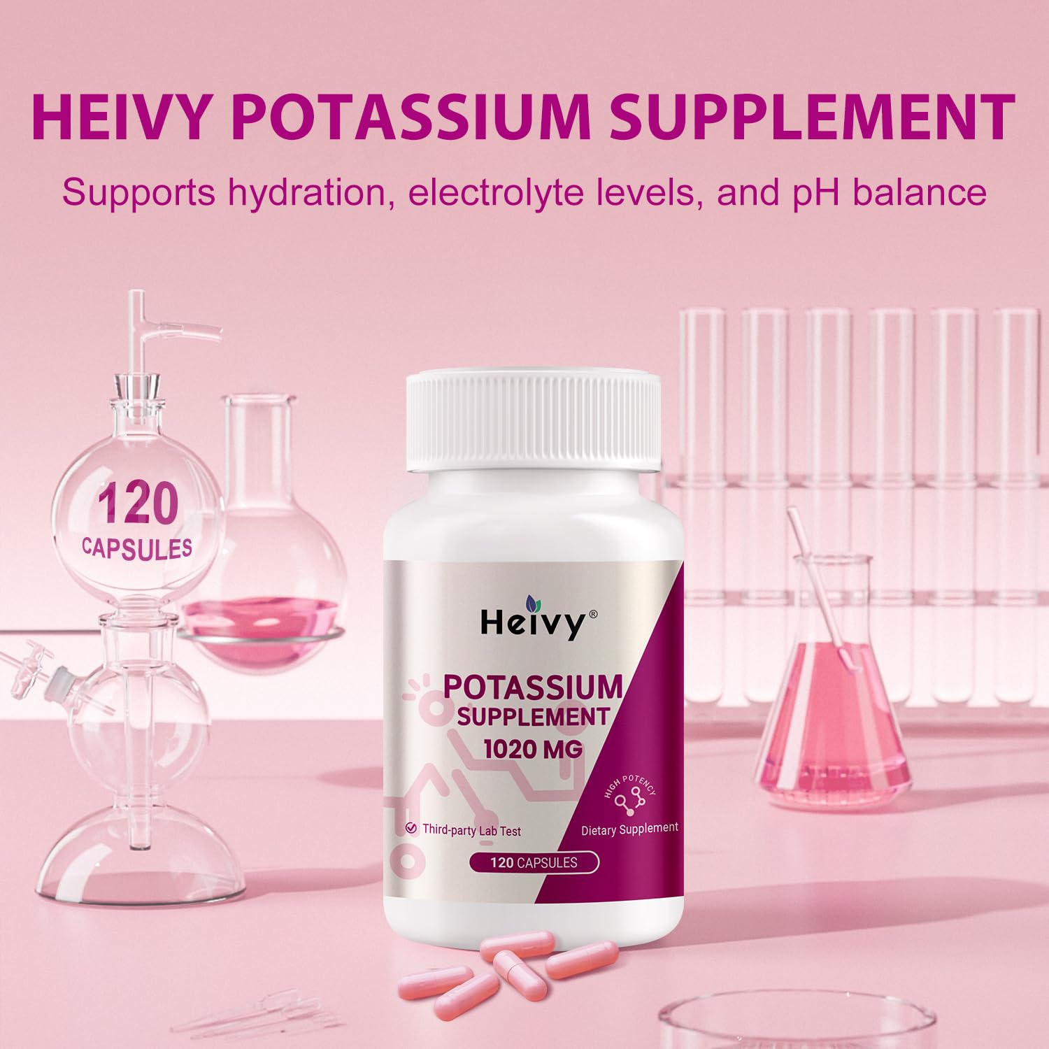 Heivy en cocina saludable junto a frutas y botella de agua