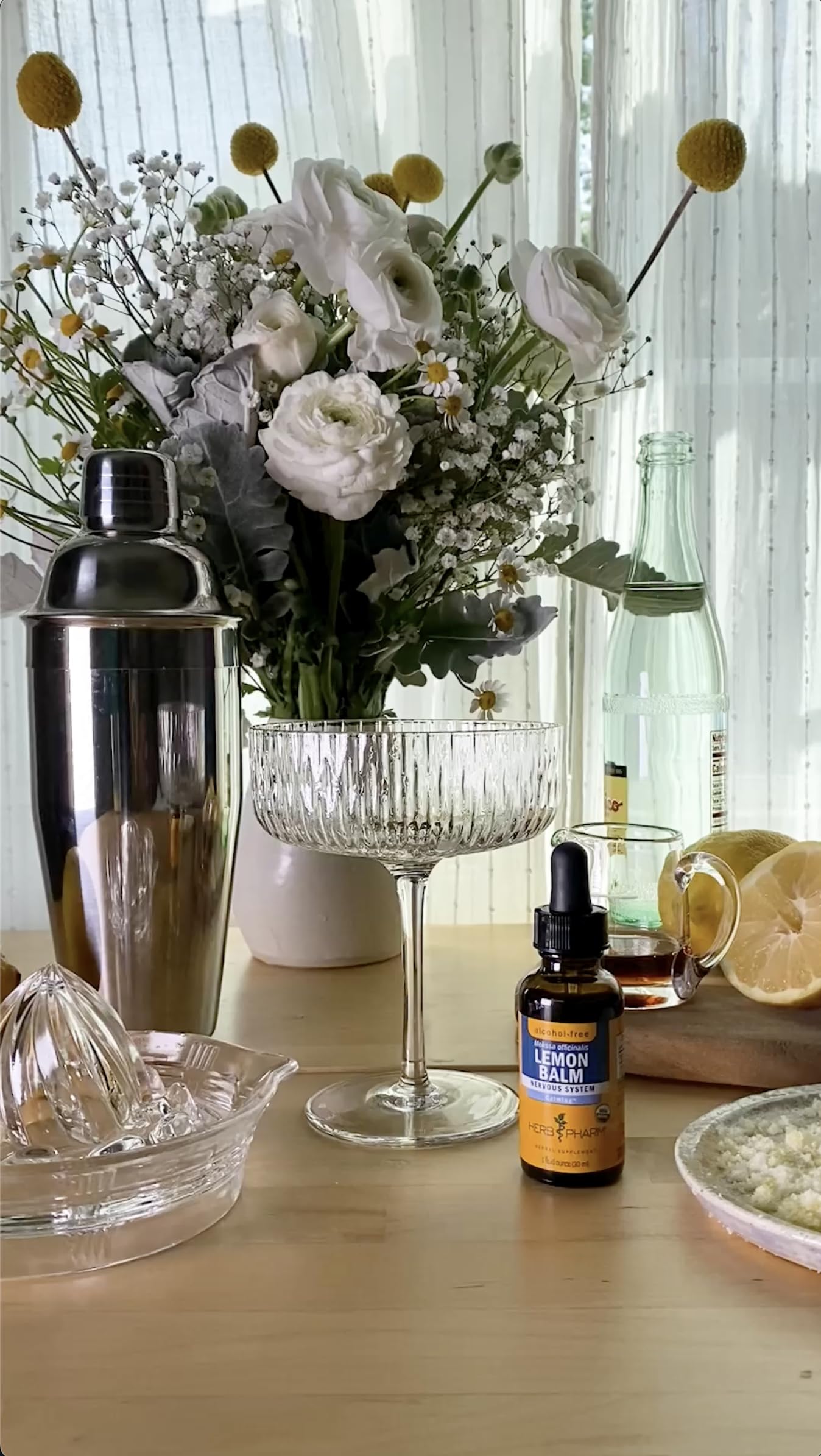 Herb Pharm botella en mano para comparar tamaño y duración